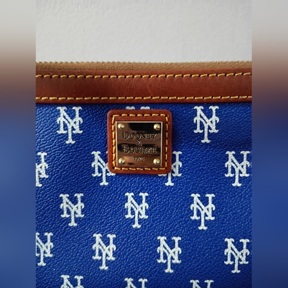 Dooney & Bourke and NY Mets, NWOT, Wristlet, Zipper Closure, Color Blue and Tan - Picture 7 of 10